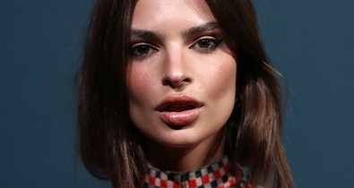 Emily Ratajkowski olyan ebben a ruhában, mintha egy törzsi rítusra készülne...