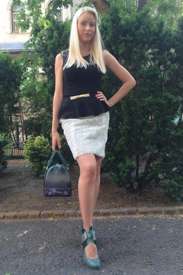 Fontos megbeszélésre megy a divattervező