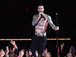 A Maroon 5 elképesztő show-t adott a Super Bowlon, mégis mindenki Adam mellbimbójáról beszélt