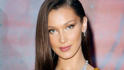 Bella Hadid olyan ebben a ruhában, mint egy magasztos szobor!