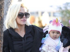 Milyen anya az ilyen? Kiakadtak Khloé Kardashian műkörmein az Instagramon