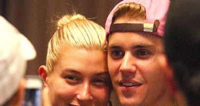 Egy 8 éves fotón Hailey Baldwin egy újságot tart, amin Justin Bieber szerepel, de nem ez a döbbenetes benne