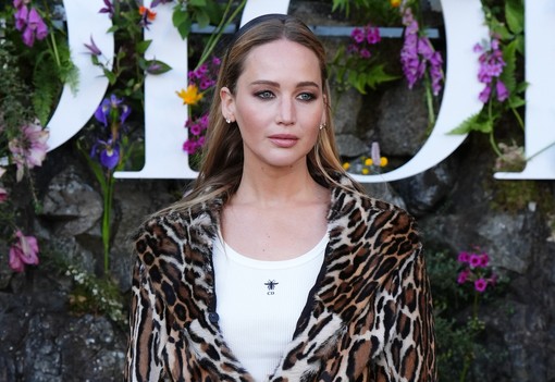 Jennifer Lawrence bemutatja 2024 nyarának legmenőbb ruhadarabját - Igen, erről a végtelenül egyszerű pólóról van szó!