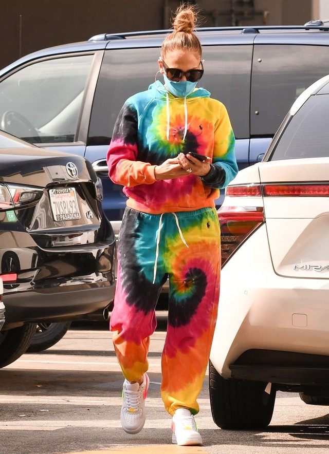 Jennifer Lopez batikolt melegítőben