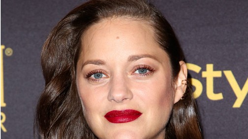 Trükkös ruha alá rejtett Marion Cotillard kerekedő pocakját