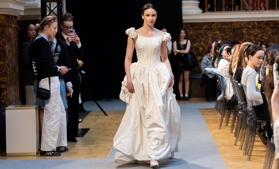 Töröcsik Franciska egy csodás ruhában sétált végig a kifutón, amely a Vintage Shop Práterben megtalálható