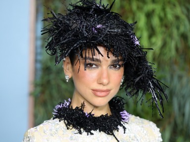 Egymásnak estek a rajongók Dua Lipa szettje miatt, az énekesnő talpig Chanelben érkezett a díjátadóra