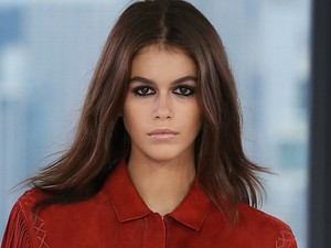 Latexnaci blézerrel? Kaia Gerber bemutatta, hogy mennyire vagány ez az összeállítás!