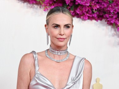 Az 50 éves Charlize Theron pucérruhájától azonnal zavarba jössz, elképesztően merész szettet vállalt be