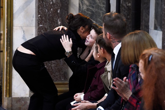 Victoria Beckham végigcsókolta családját bemutatója után és ez lett a New York-i divathét legaranyosabb pillanata