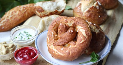 Süsd meg a szerelmednek a legfinomabb zsemlét és bajor perecet