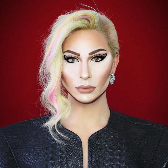 Nem hiszel a szemednek! A brit draq queen hírességek arcát sminkeli magára!