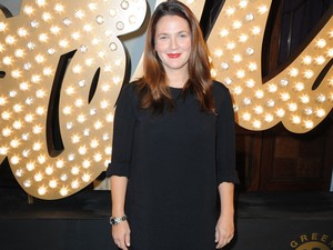 Drew Barrymore büszkén mutogatja szülés utáni kerekded alakját