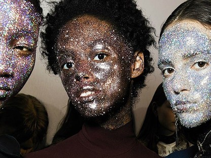 Félelmetes: csillám fedte el a modellek arcát a bemutatón! 