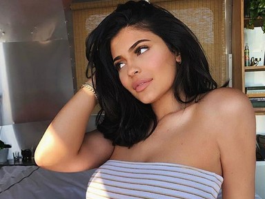 Hű! Rég láttunk olyan rövid ruhát, mint amit Kylie Jenner felvett!