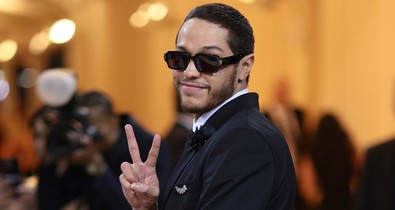Pete Davidson teljesen kopasz lett, és meglepően jól áll neki