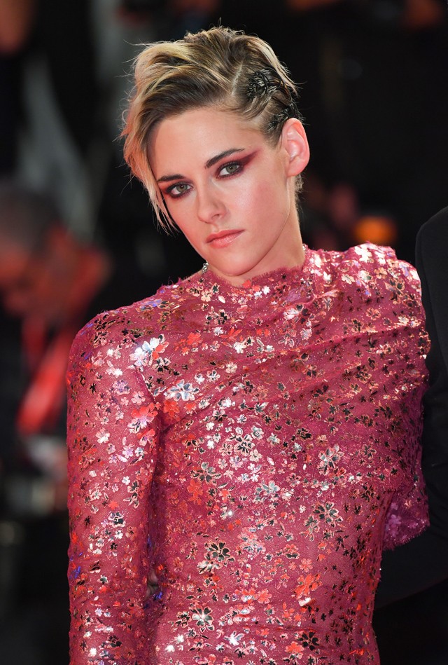 Kristen Stewart élete legnőiesebb ruháját viselte a vörös szőnyegen, de talán nem kellett volna