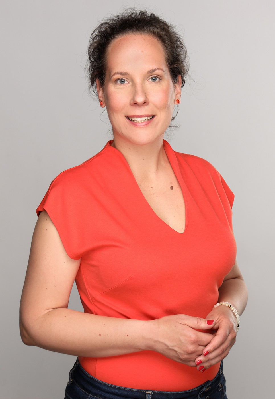 Lévay Nóra, A Szalaoslány  márka alapítója, aki személyre szabott szolgáltatásokat kínál, támogatva az ügyfeleket arculatuk kifejlesztésében.