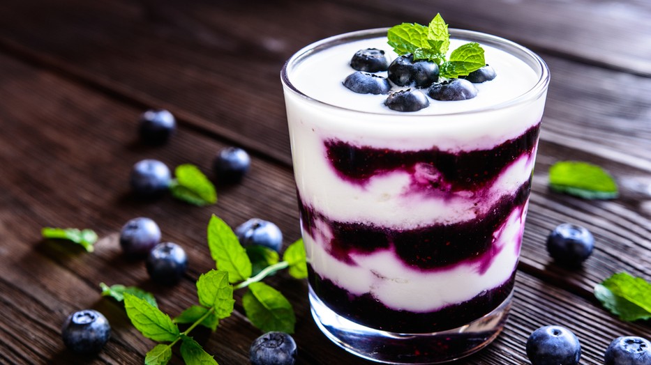 Recept: Áfonyakrémes görög joghurt, ami megédesíti a napodat