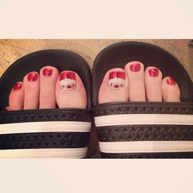 Katy Perry lábkörmei is karácsonyi színben tündökölnek.