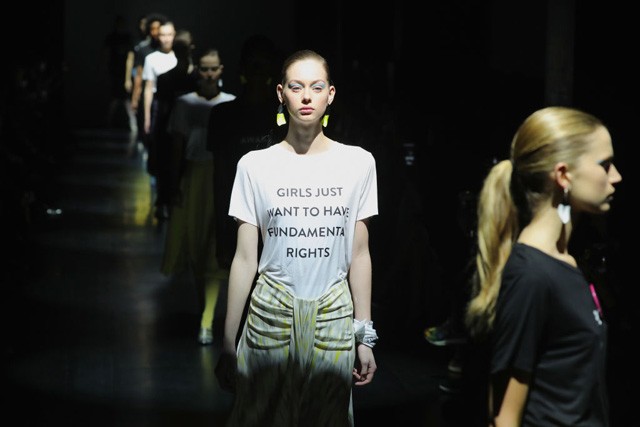 Hatalmas port kavart Prabal Gurung feminista üzeneteket hordozó kollekciója