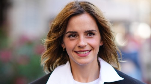 Emma Watson elképesztő szettben, vagány rövid frizurával tűnt fel a párizsi divathéten