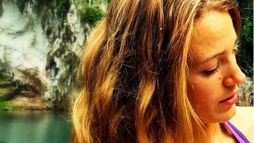 Blake Lively így szoptatja kislányát