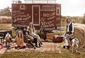 Janette: Csipkebetétes ruha F&F 5900 Ft, Virágos fejdísz ROMANI DESIGN 12 500 Ft, Arany nyaklánc LOUIS VUITTON www.louisvuitton.com, Karkötő TREASURE 22 900 Ft, Rojtos csizma YOOX www.yoox.com. Otari: Hímzett zakó DSQUARED2 - Heaven www.dsquared2.com, Farmer nadrág és öv PEPE JEANS 35 000 Ft, 16 000 Ft, Fekete kalap SCHILLING KOLOS - Madanti 39 000 Ft, Bőrcipő VAGABOND 38 990 Ft. Réka: Műszőrme mellény MARCCAIN www.marccain.com, Csipkeruha H&M 9990 Ft, Nyaklánc ZARA 9995 Ft, Mintás bokacsizma LOUIS VUITTON www.louisvuitton.com. Christian: Gyapjúmellény GAS 33 900 Ft, Festékfoltos pamuting G-STAR RAW 32 900 Ft, Madaras farmernadrág DSQUARED2 www.dsquared2.com, Bőröv PEPE JEANS 13 000 Ft, Bőrbakancs DR.MARTENS 39 900 Ft