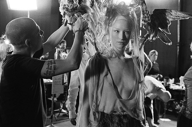 Alexander McQueen a backstage-ben
