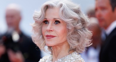 Ez tényleg ő? A 87 éves Jane Fonda dívaként vonult végig a kifutón, rá sem ismerünk, annyira fiatalos a külseje