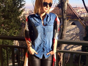 Lola vagány szettben megy énektanárhoz