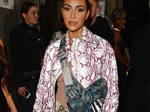 Kígyók kígyóztak Kim Kardashian egész testén