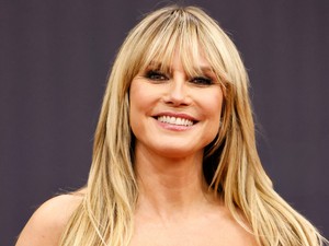 Az 52 éves Heidi Klum melltartó nélkül viselt pucérruhát, a szettje nem sokat bízott a képzeletre