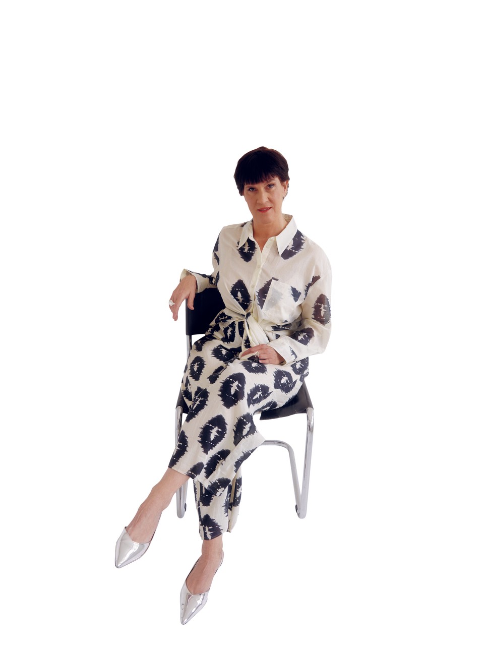 Benedek Mari számára mindegyik színház hátul, a színpadon és rendszerében szinte azonos. Stylist: Pintér Judit, Smink és haj: Leányfalvi Vanda, Ing és nadrág MANGO Két ujjas gyűrű COS Cipő RESERVED