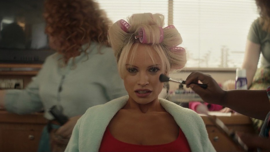 Lily James-re rá sem lehet ismerni a sorozatban