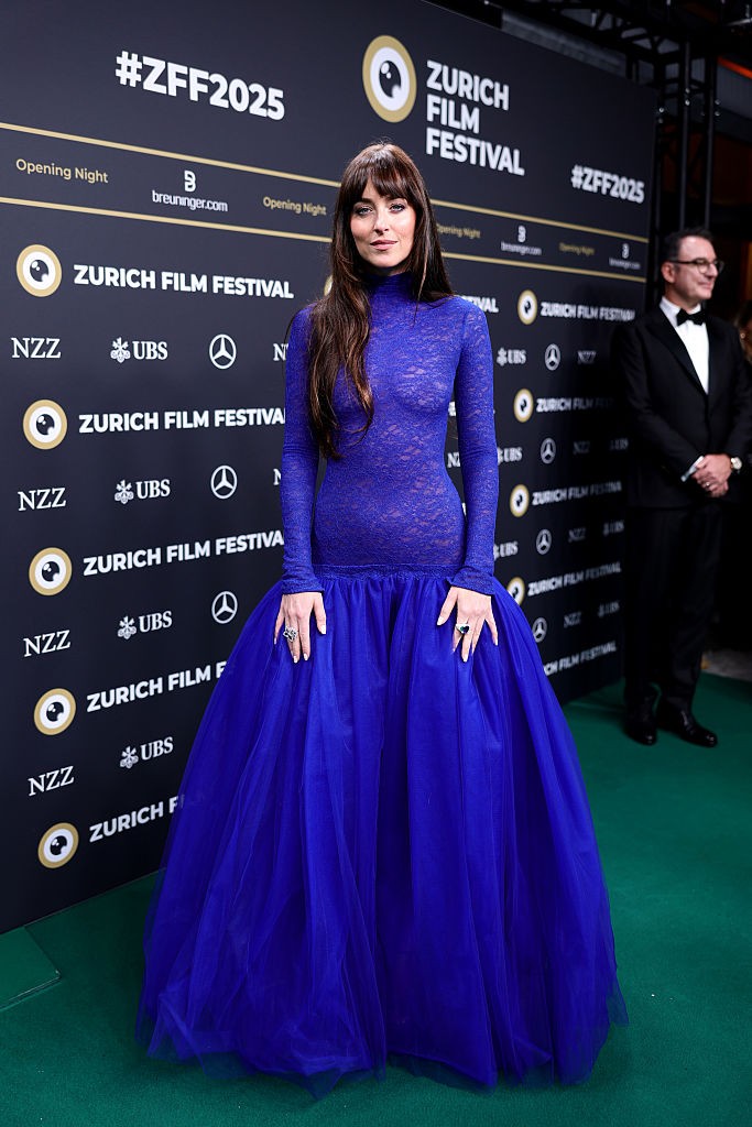 Dakota Johnson legutóbb indigókék, felül finoman áttetsző Gucci ruhájában kápráztatta el a világot. 