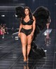 Ashley Graham mindenkit elvarázsolt a Victoria’s Secret Fashion Show-n tavaly.