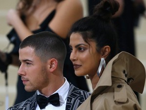 Priyanka Chopra végre megmutatta gyönyörű eljegyzési gyűrűjét!