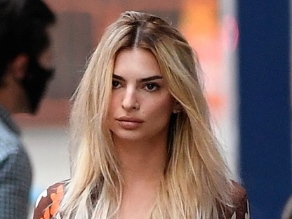 Emily Ratajkowski ruhája olyan lenge, hogy még a bugyija is kilátszik