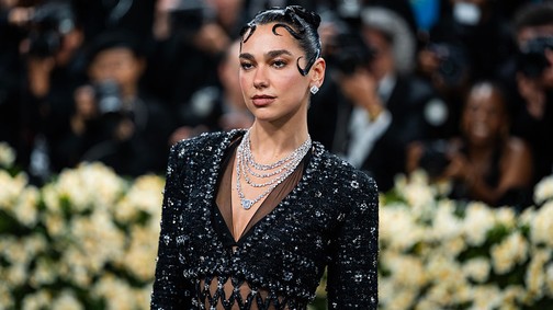 Dua Lipa rizikós pucérruhát vállalt be: átlátszó kreációban vonzotta magára a tekinteteket