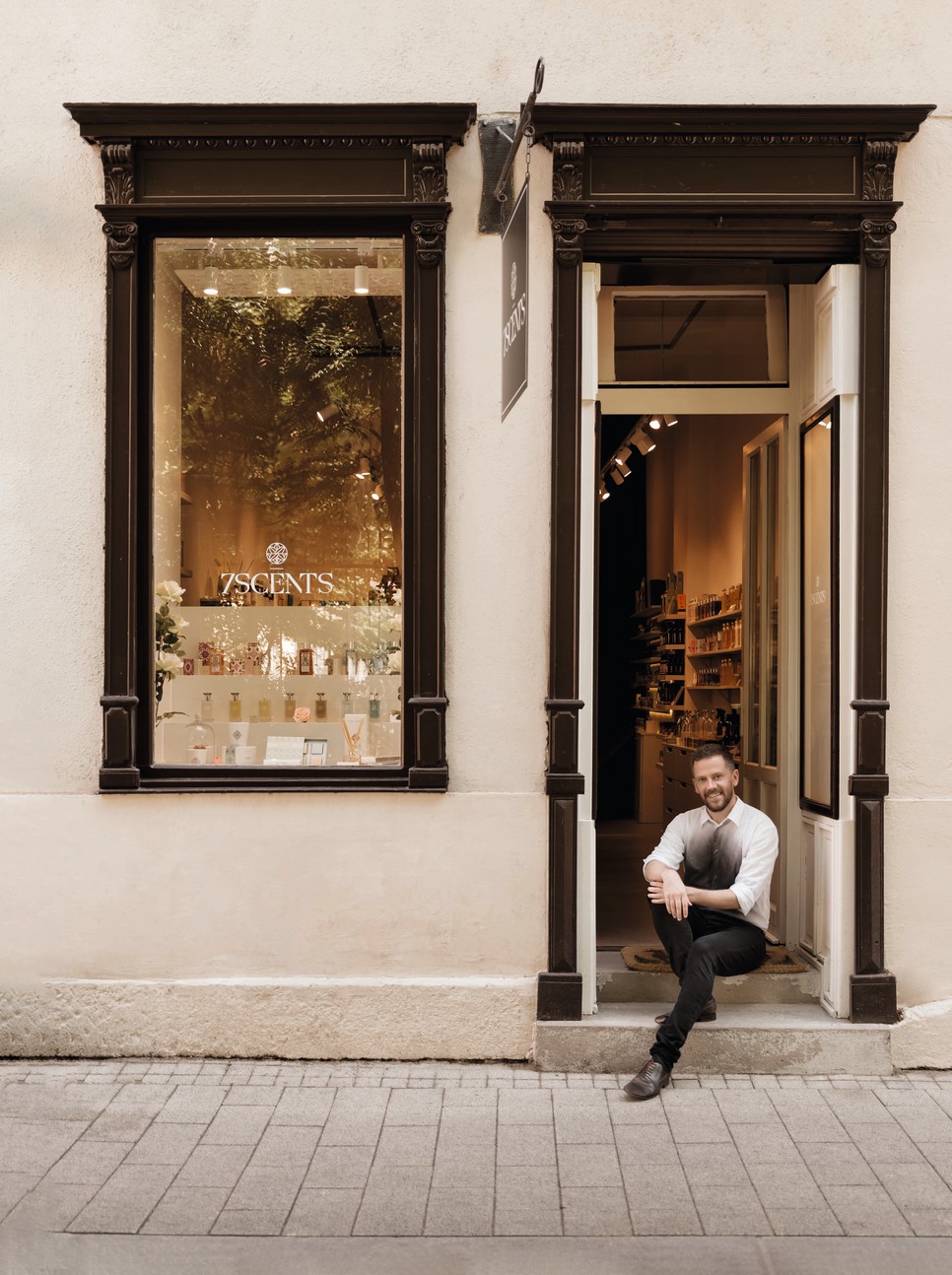 Pozsgai Ákos üzlete Budapesten, a Károlyi-kert szomszédságában található