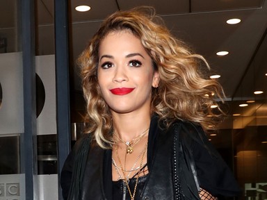 Rita Ora rock vadmacskának öltözött