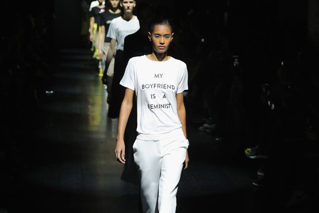 Hatalmas port kavart Prabal Gurung feminista üzeneteket hordozó kollekciója