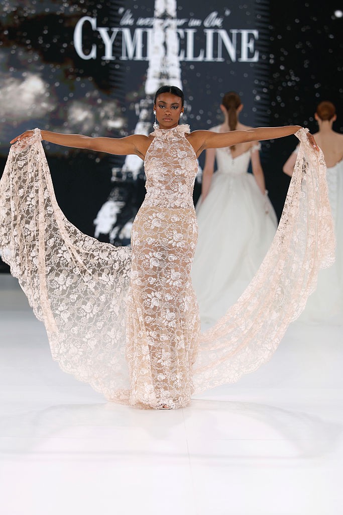 Fehérnemű-ihletésű csipkeruhák - A gyakran bélés nélküli, áttetsző anyagok merész megjelenést kölcsönözhetnek a bevállalósabb menyasszonyoknak. (Lucas Anderi)