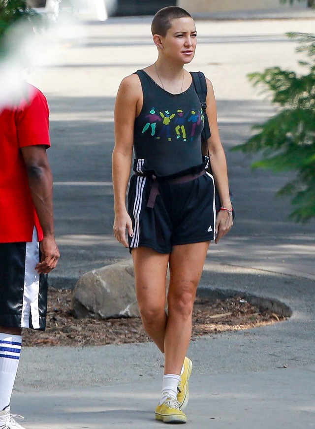 Kate Hudson kopaszon edz