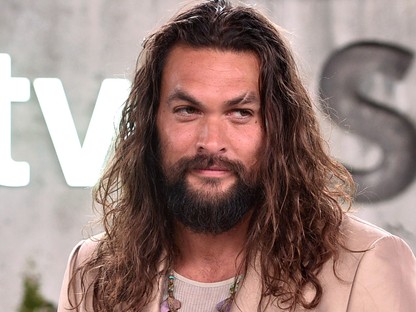 Jason Momoa világosrózsaszín fényes öltönyben is egy FÉRFIISTEN