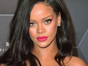 Rihanna a világ leggyönyörűbb fehér kabátjában ünnepelte új boltjának megnyitását