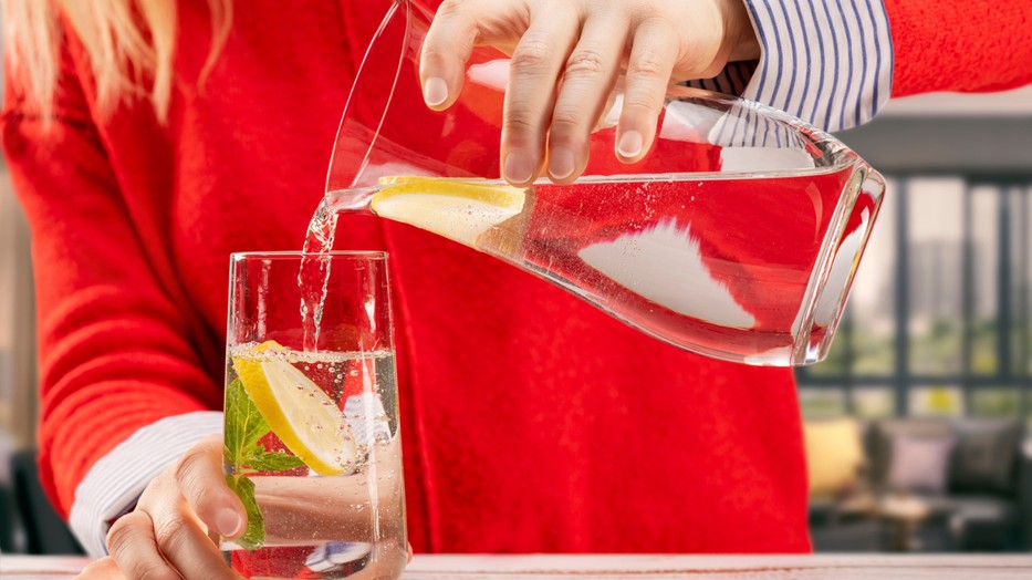 A citromos víz nemcsak finom és üdítő, hanem a szervezetednek is valódi áldás