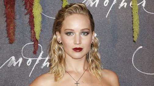 Hű Jennifer Lawrence, mi sem kapunk levegőt a dekoltázsodtól