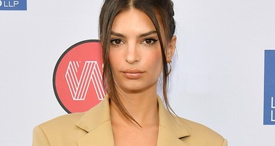 Váó! Emily Ratajkowski szőrös hónaljjal pózol új fotóján